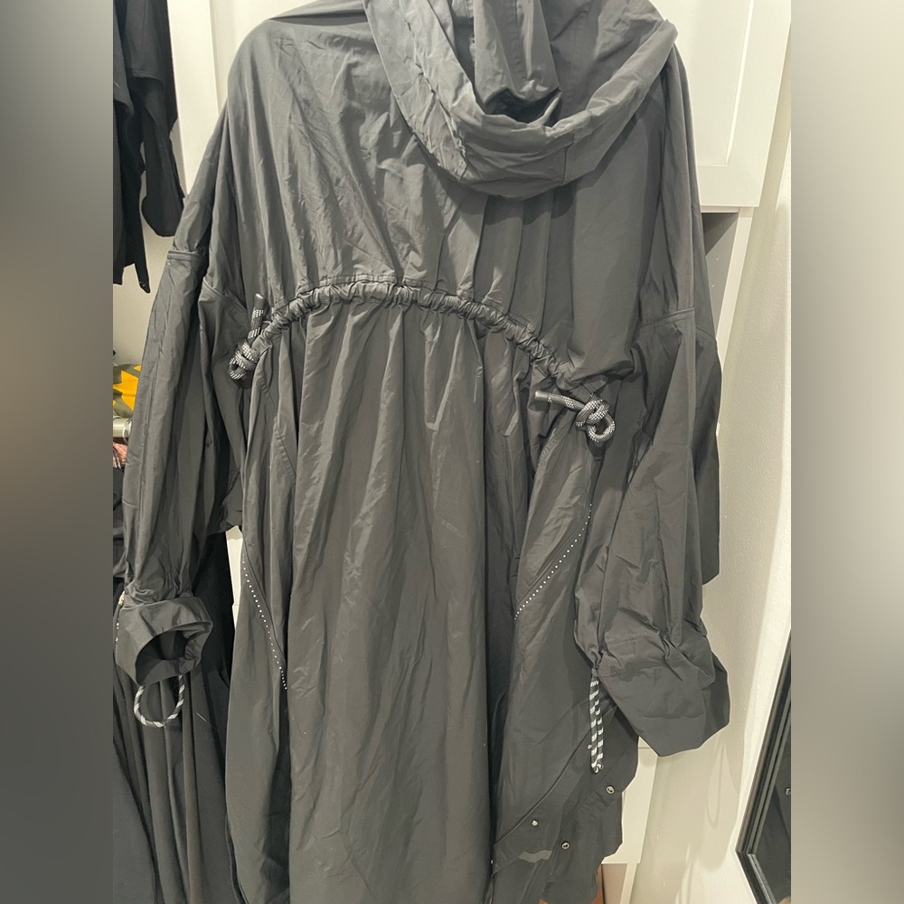 Lululemon x Roksanda Face Forward Cape - Picture 5 of 7